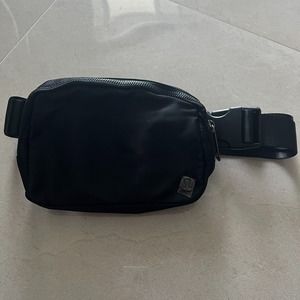 Lululemon Black Belt Bag New with out tags